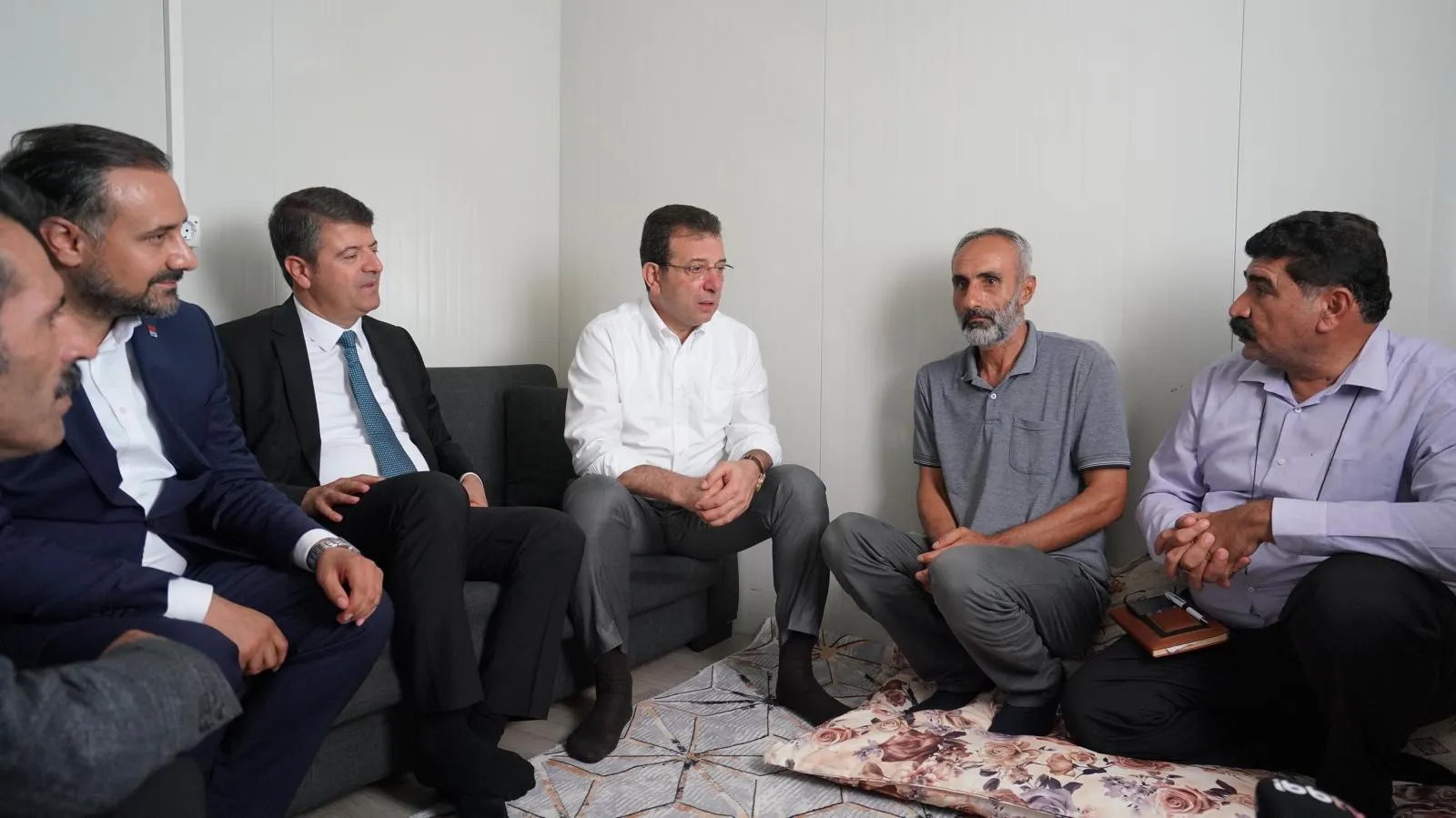 İBB Başkanı İmamoğlu, Depremzede Aileyle Konteynerde Kahvaltı Yaptı