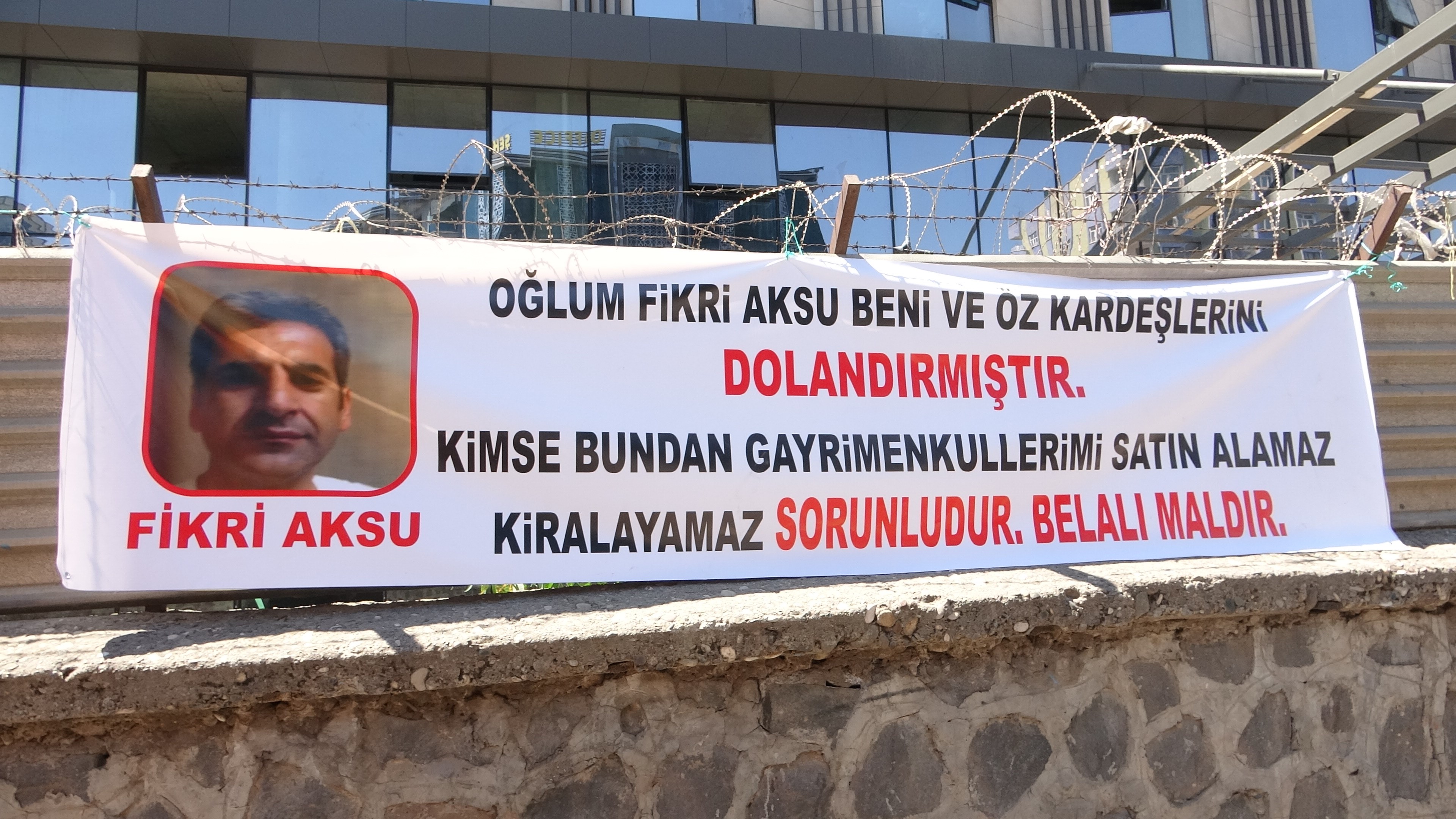 Oğlu Tarafından Dolandırıldığını İddia Eden Baba, Olayı Pankartla Duyurdu