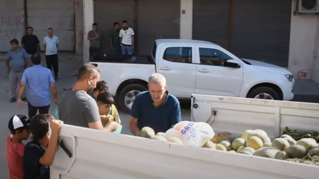 Batmanlı Çiftçi 1 Ton Kavun Dağıttı