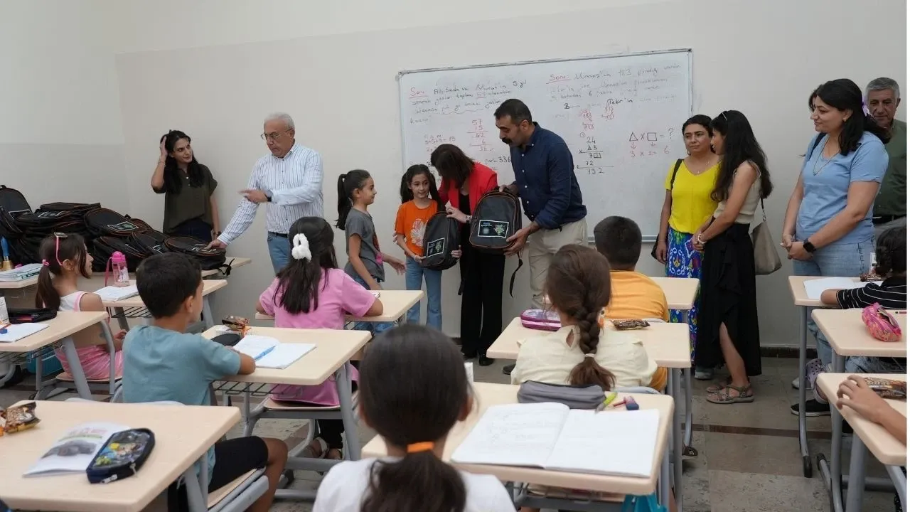 Büyükşehir Belediyesi’nden Öğrencilere Kırtasiye Desteği