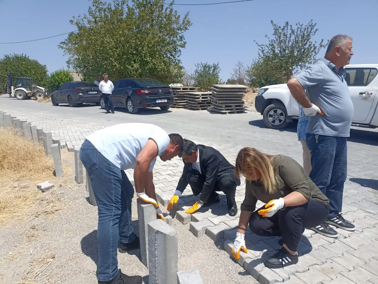 Kurtalan Belediye Eş Başkanları Parke Döşedi