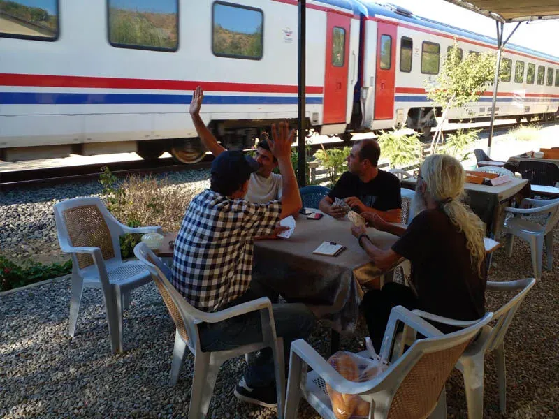 Tren Rayına Üç Metre Mesafede Kıraathane