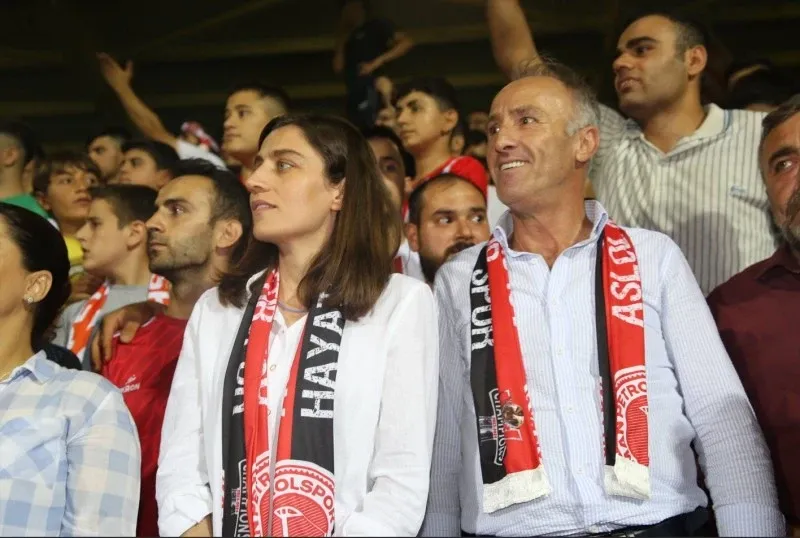 Eş Başkanlar Tribüne Karıştı
