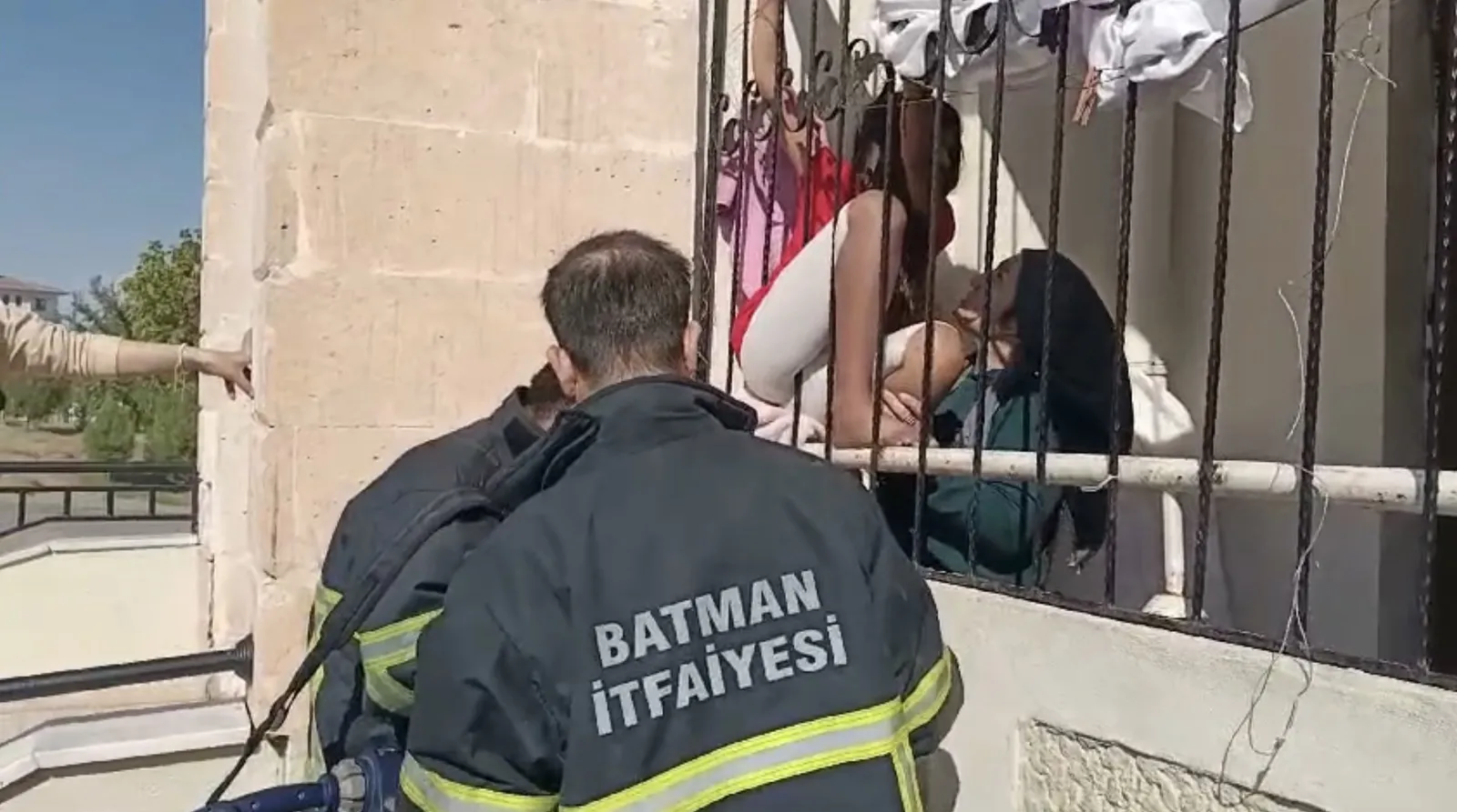 Oyun Oynarken Balkon Korkuluklarına Sıkışan Çocuk Kurtarıldı