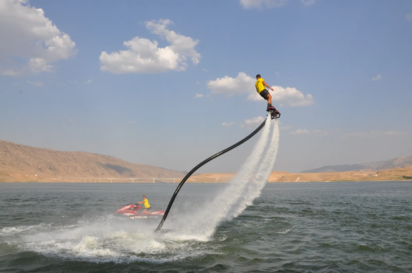 Denizi Olmayan Batman'da Flyboard Gösterisi Yoğun İlgi Gördü