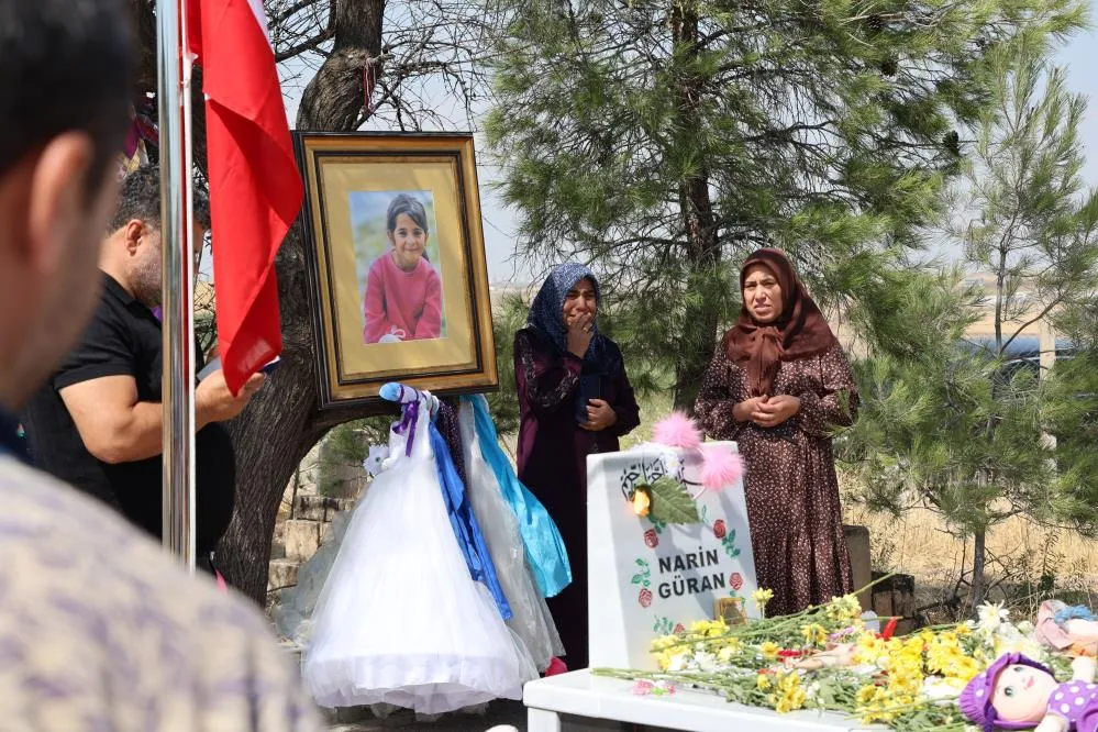 Türkiye'nin Dört Bir Yanından Gelenler Narin'in Mezarını Ziyaret Ediyor
