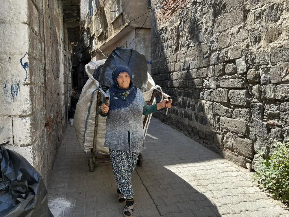 Diyarbakır'da 65 Yaşındaki Kadın, 20 Yıldır Çöp Toplayarak Geçimini Sağlıyor