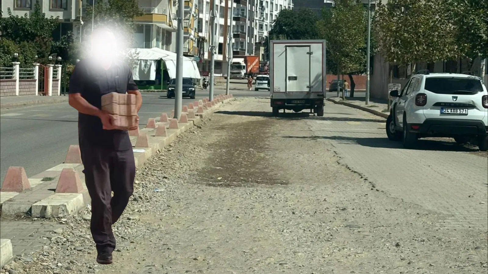Siirt’te Bozuk Yola İlginç Protesto! Vatandaşlar Belediye İçin Parke Taşı Topladı