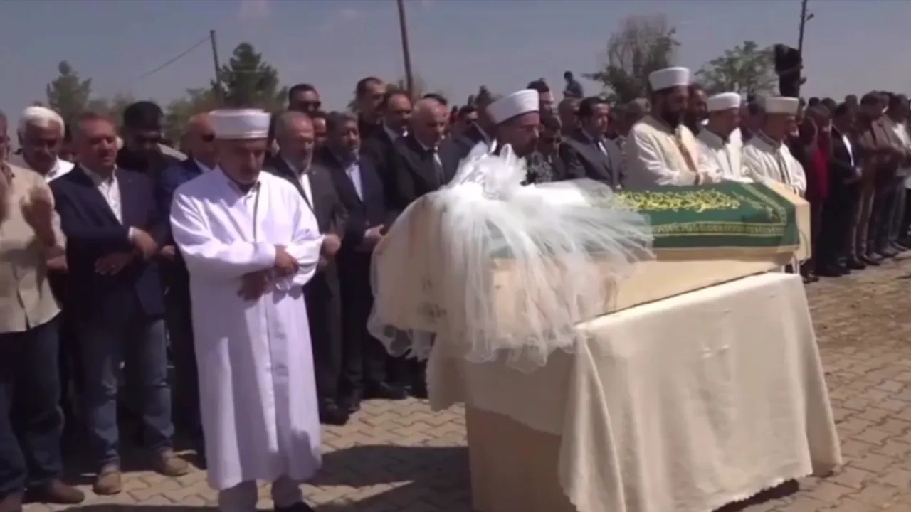 Narin Gözyaşlarıyla Toprağa Verildi