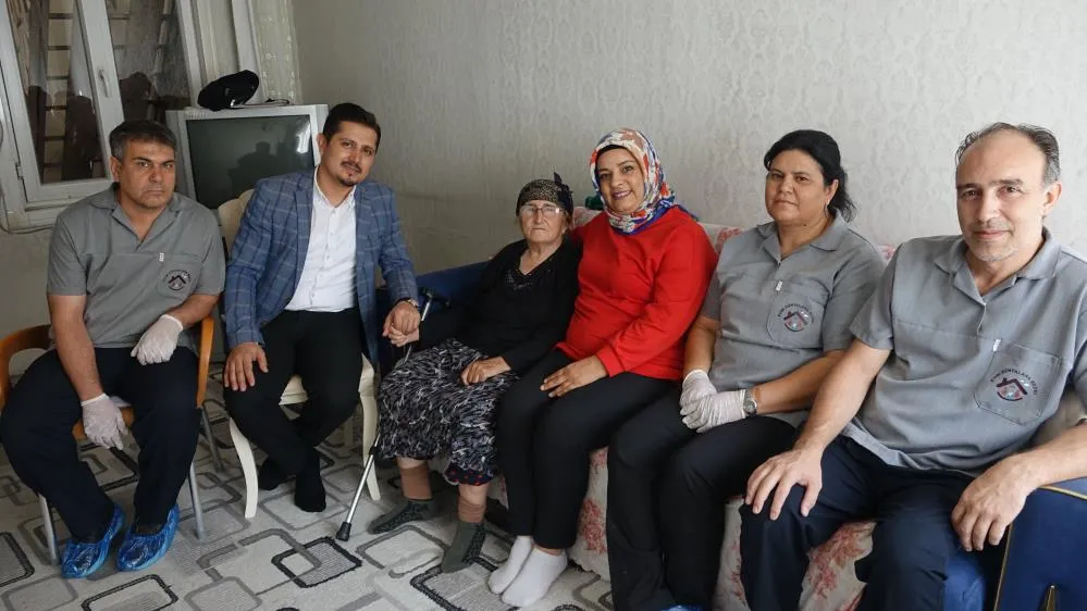 Evlerini Temizledikleri Yaşlılara Moral Verip Dualarını Alıyorlar