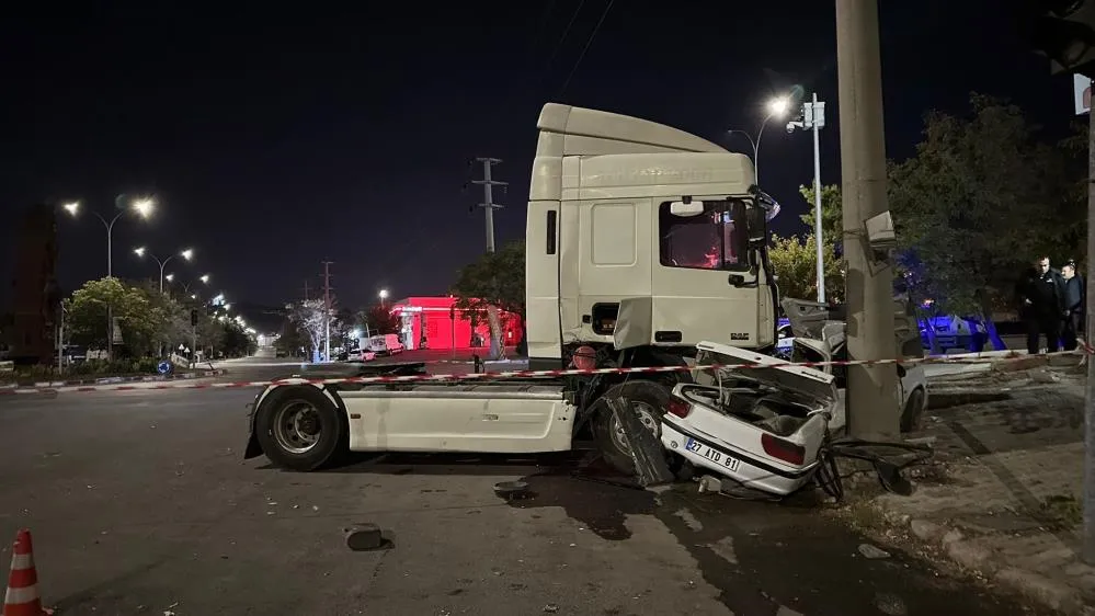 Tır İşçi Servisine Çarptı: 3'ü Ağır 13 Yaralı