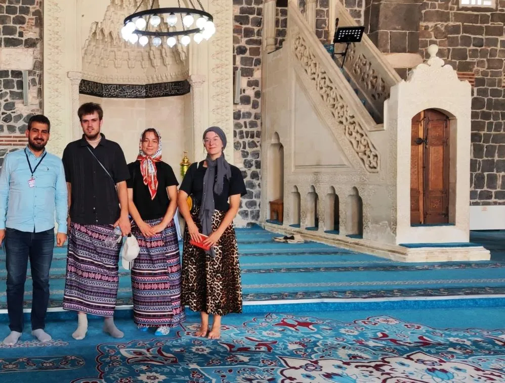 Diyarbakır Ulu Cami'de Yabancı Turistler Etek Giydi