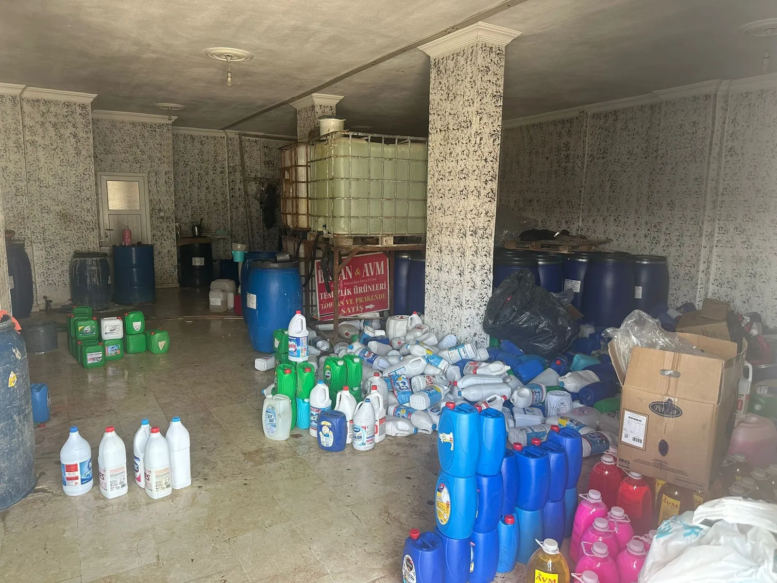 Batman'da 1 Milyon 350 Bin Lira Değerinde Sahte Temizlik Ürünü Ve Ham Maddesi Ele Geçirildi