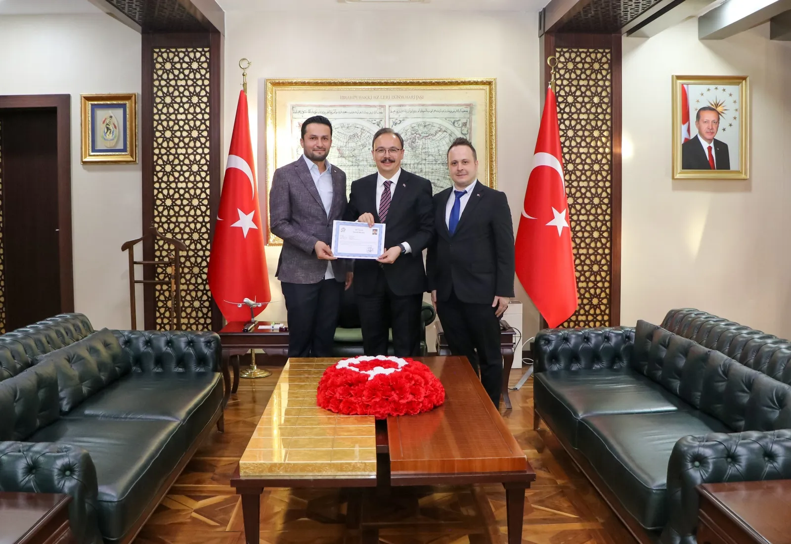 Siirt'te Kalp Krizi Geçiren Hastayı Kurtaran Doktor Ödüllendirildi