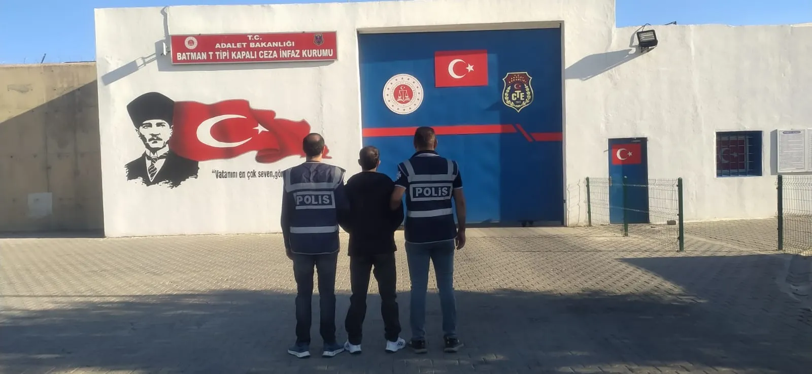 Siirt'te Banyo Duvarına Saklanan Firari Şahıs Yakalandı