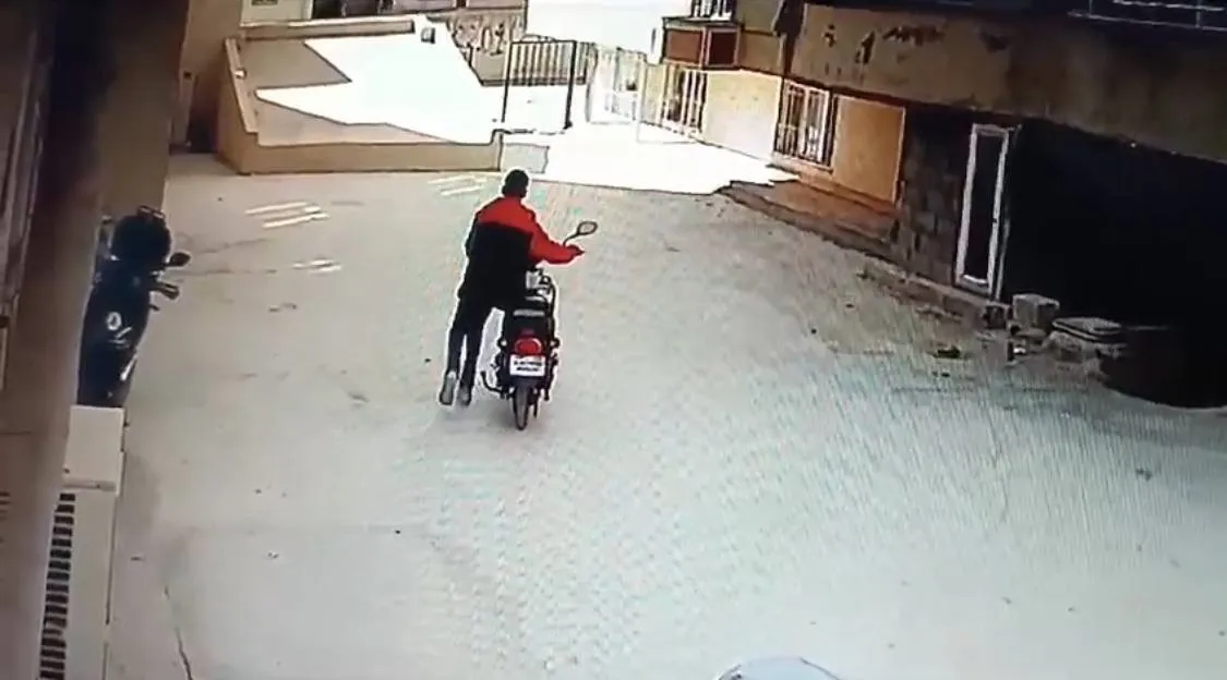 Kameralara Aldırış Etmeden İki Elektrikli Bisiklet Çaldı
