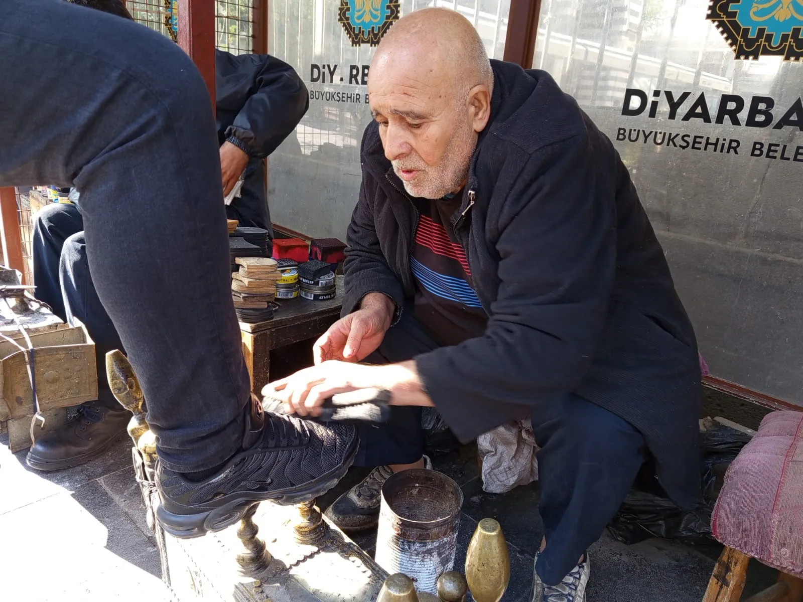 62 Yaşında Ayakkabı Boyacılığı Yapıyor