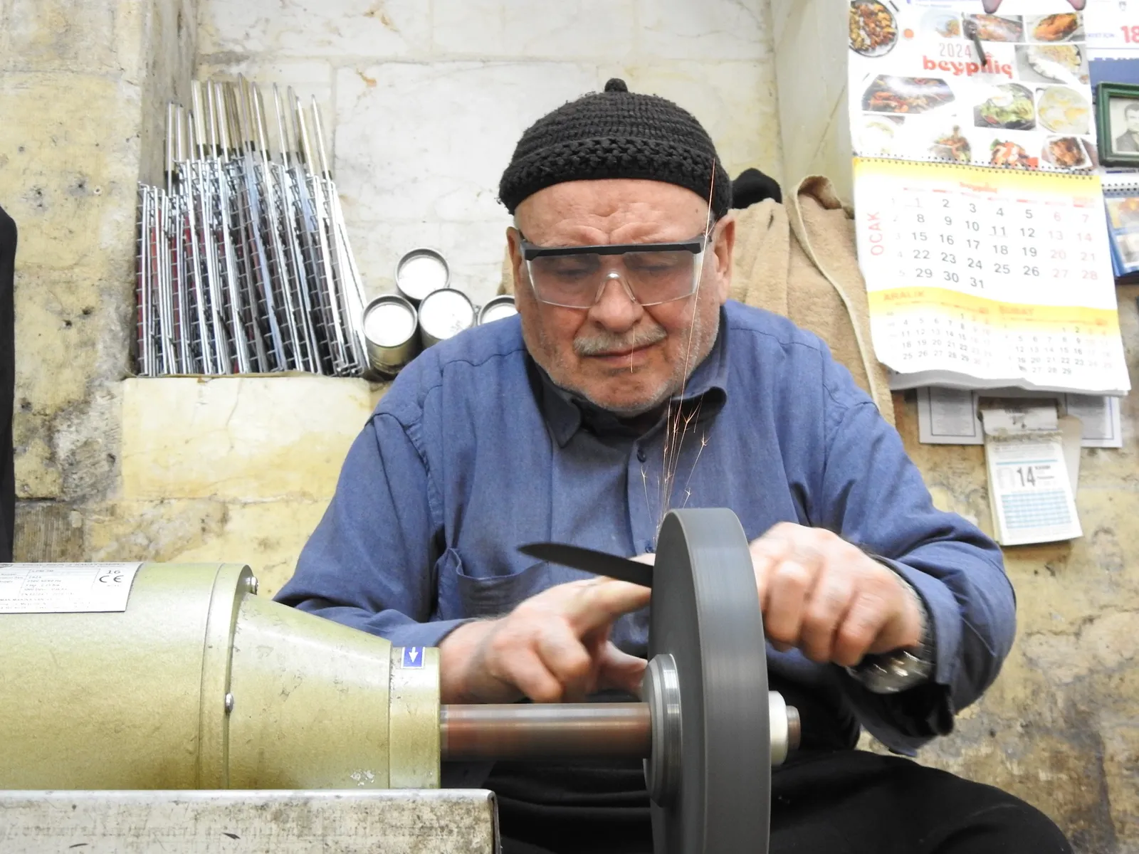 75 Yaşındaki Bıçak Ustası 65 Yıldır Mesleğini Severek Yapıyor