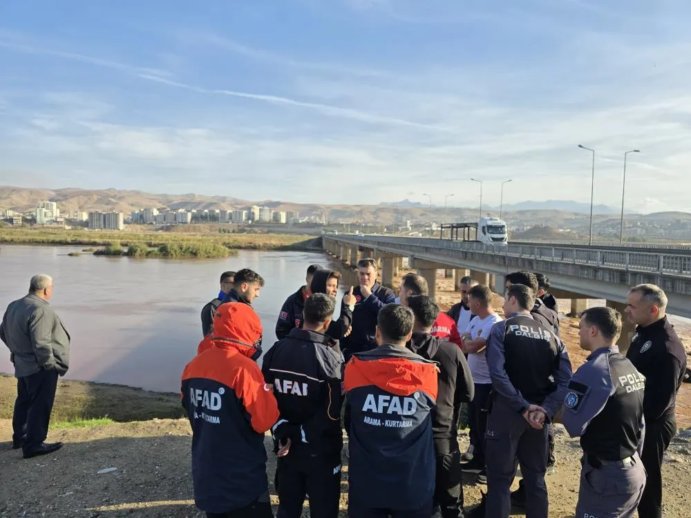 Dicle Nehrinde Kaybolan Genci 4 İlden 30 Kişilik Ekip Arıyor