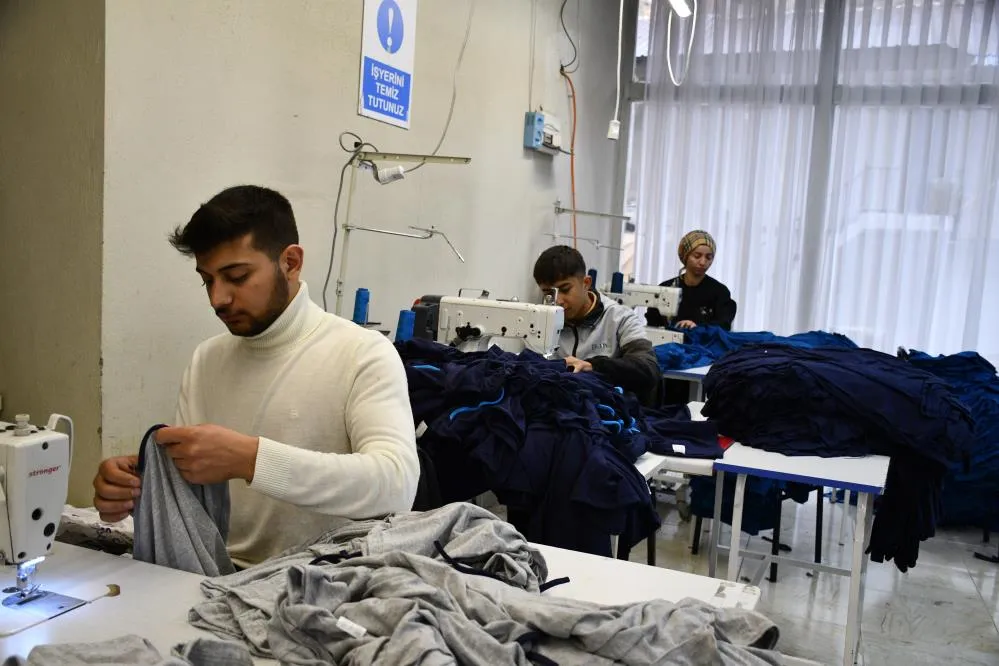Öğrenciler Hem Öğreniyor Hem Çalışıyor