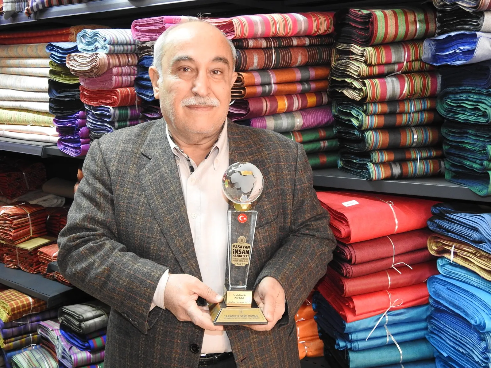 Kumaşı Ustası "Yaşayan İnsan Hazineleri Ödülü" Almanın Gururunu Yaşıyor