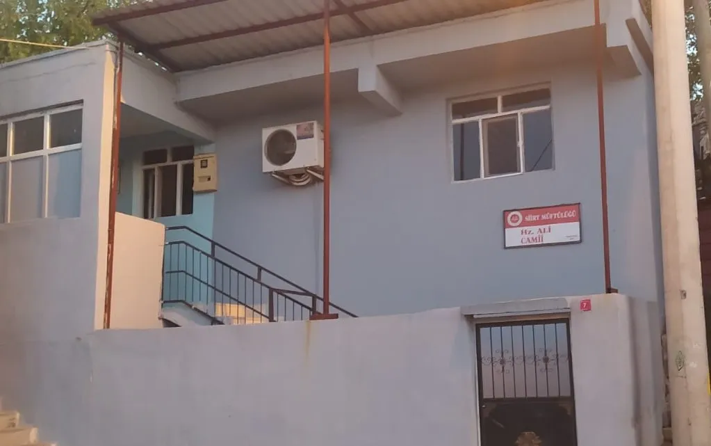 Caminin Elektriği Kesildi, Telefon Işığında Namaz Kılındı