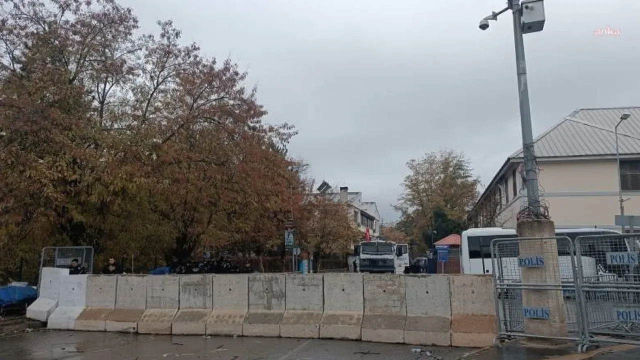 Kayyum Atanan Tunceli Belediyesi Beton Bariyerlerle Kapatıldı