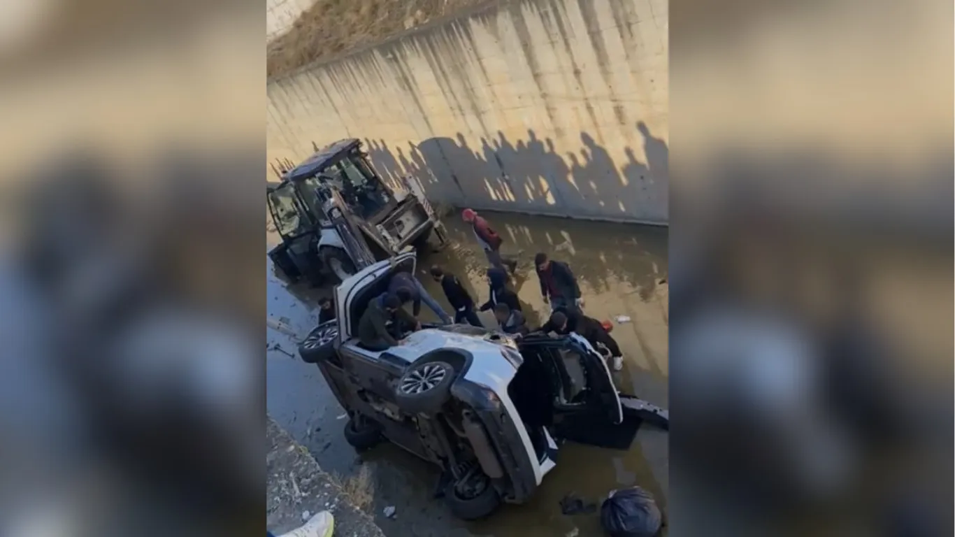 Batman’da Dereye Düşen Hafif Ticari Aracın Sürücüsü Hayatını Kaybetti