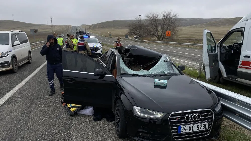 Karşı Şeritten Geçen Tırın Tekeri Seyir Halindeki Otomobilin Tavanına Düştü: 1 Ölü