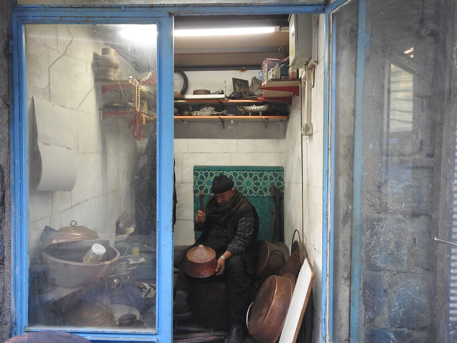 Bir Metrekarelik Dükkanda Bakıra Adanmış Ömür