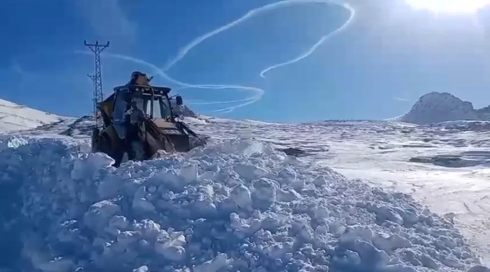 Kar Kalınlığı 1 Metreye Ulaştı, Ekipler 35 Kilometrelik Yolu Açmak İçin Seferber Oldu