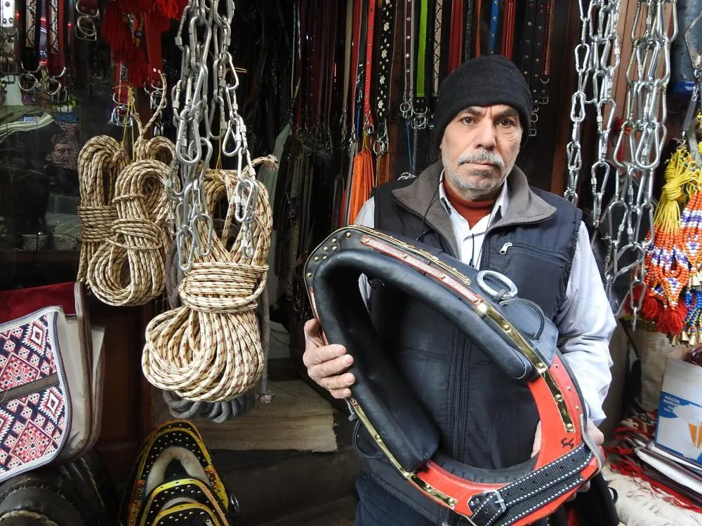 Göz Rahatsızlığı Nedeniyle Başladığı Mesleğini Severek Yapıyor