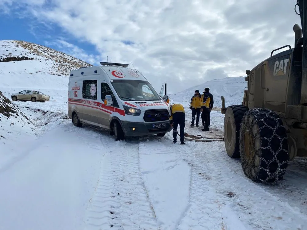 Siirt'te Karda Mahsur Kalan Ambulans, Ekiplerce Kurtarıldı