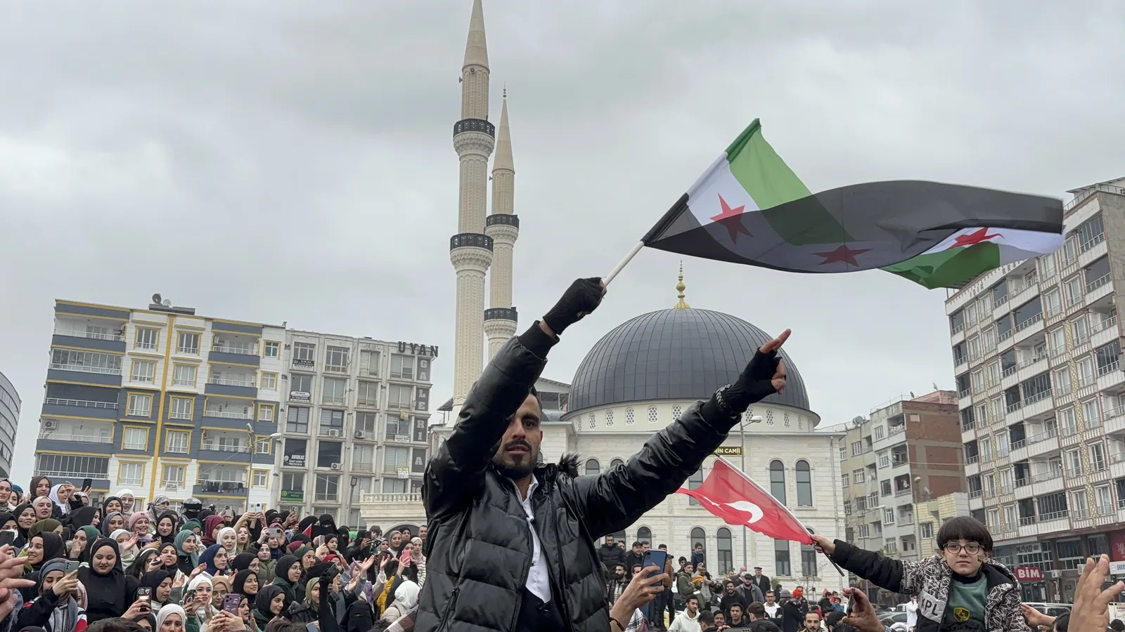 Suriyeliler Esad Rejiminin Çöküşünü Kutluyor