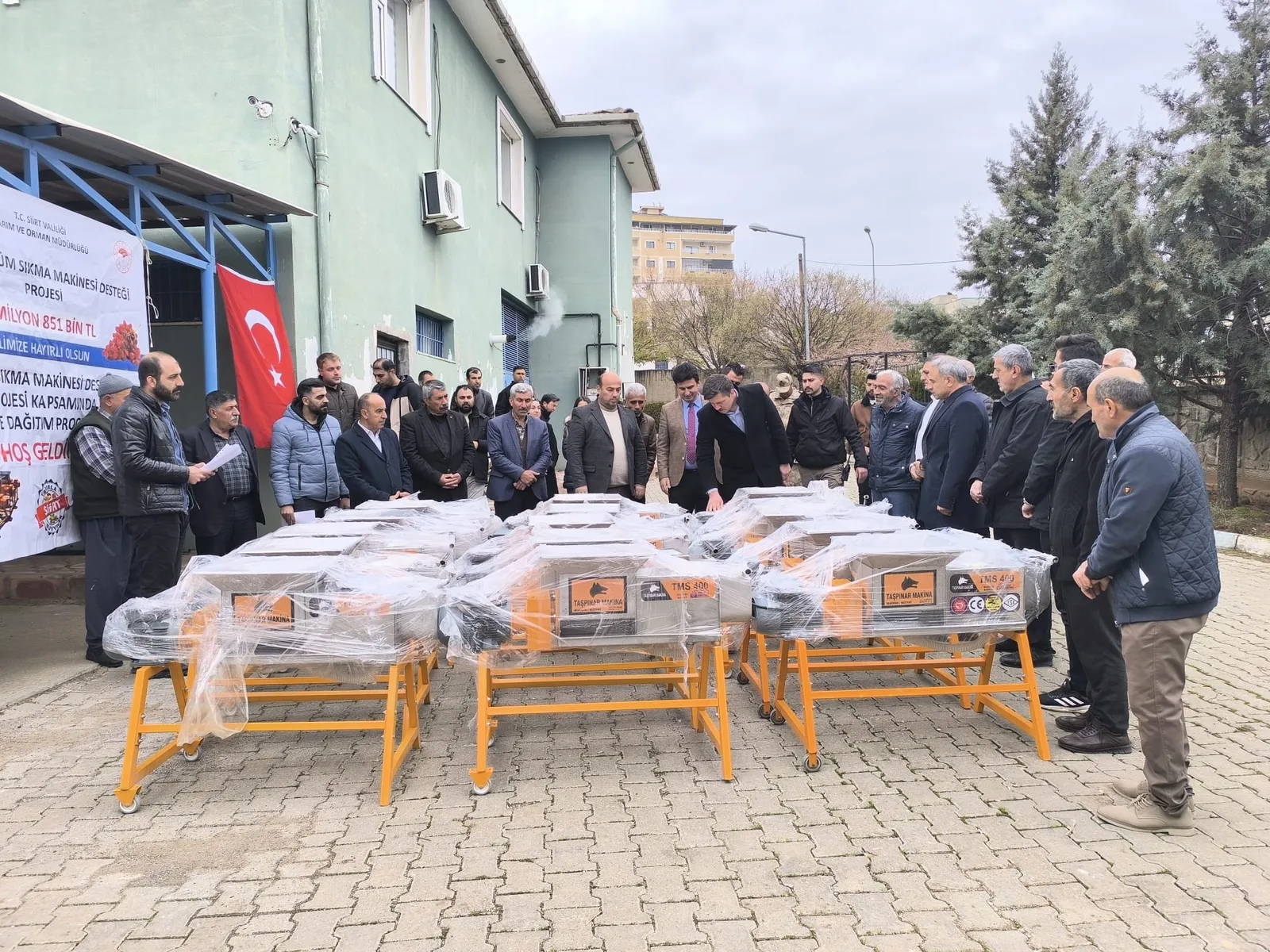 Kurtalan’da 15 Çiftçiye Üzüm Sıkma Makinesi Desteği