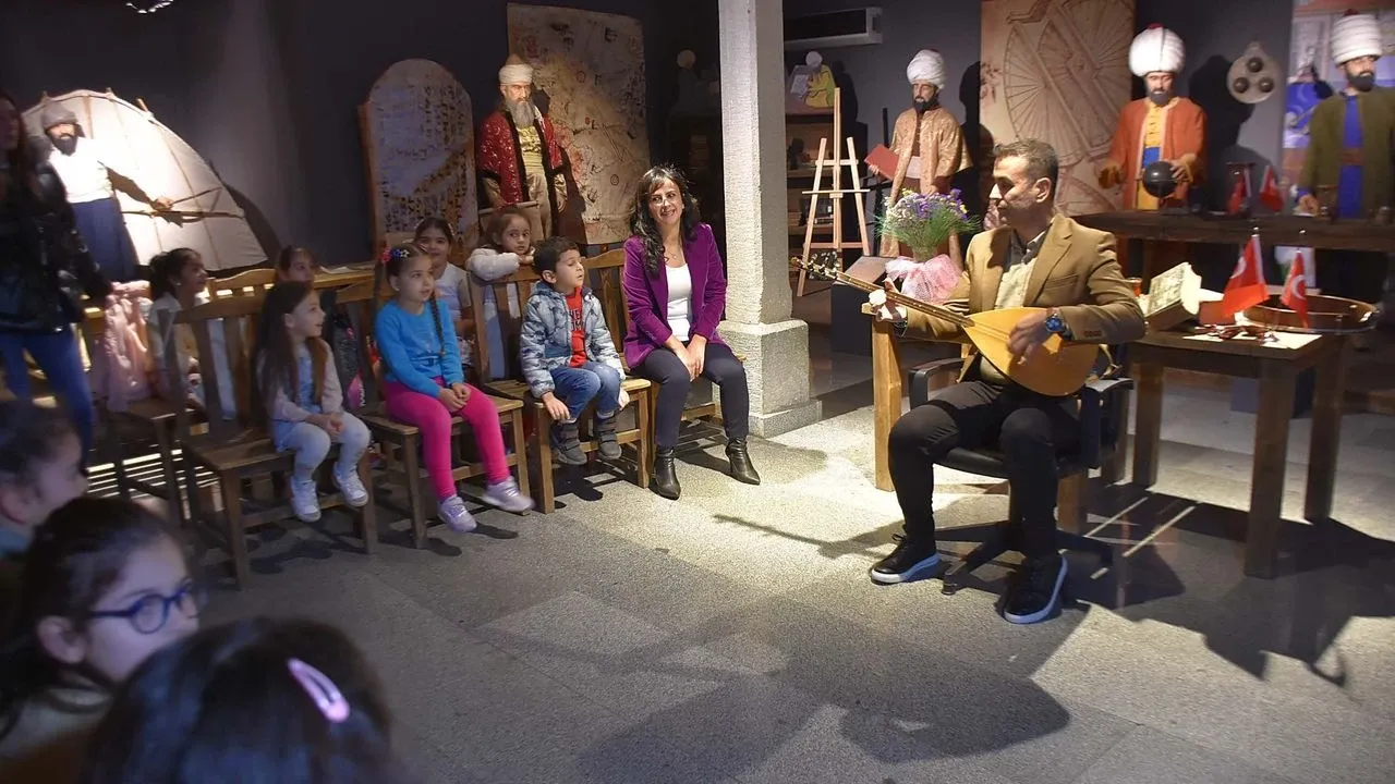 Minikler, Müzede Tarihi Öğreniyor
