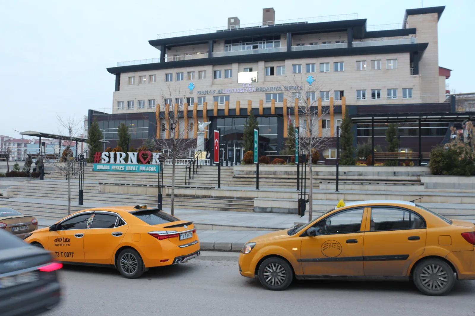 Taksiciler, Yüksek Kamera Maliyetini Belediye Önünde Protesto Etti