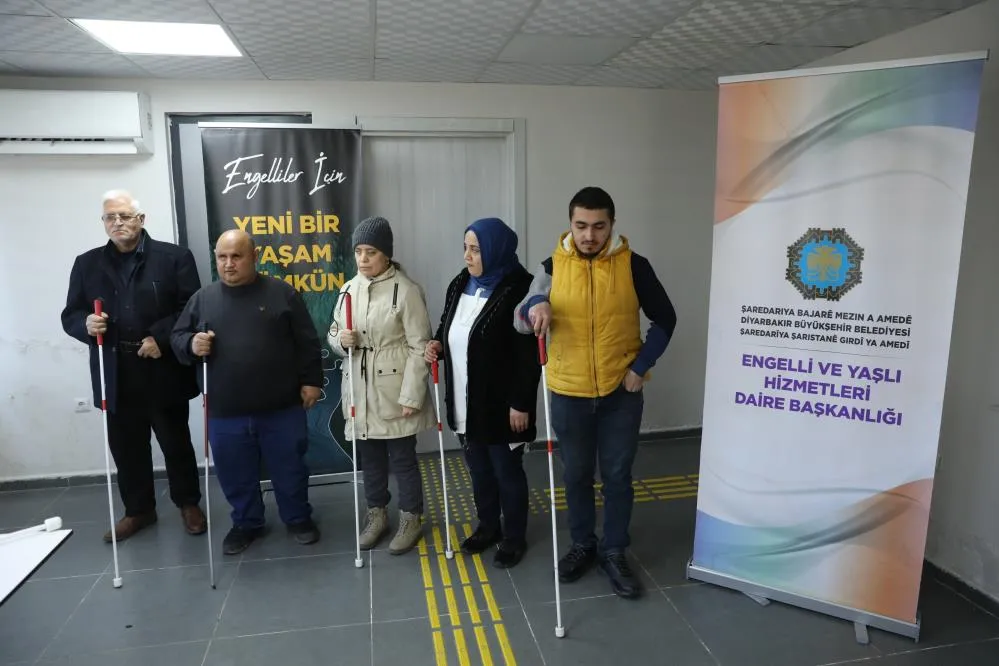 Diyarbakır'da Görme Engellilere 'Bağımsız Hareket Uygulaması' Eğitimi Veriliyor