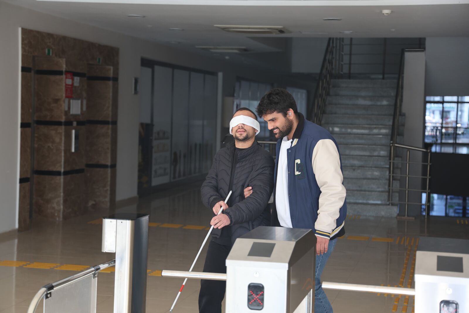 Öğrenciler Gözleri Kapalı Yürüdü