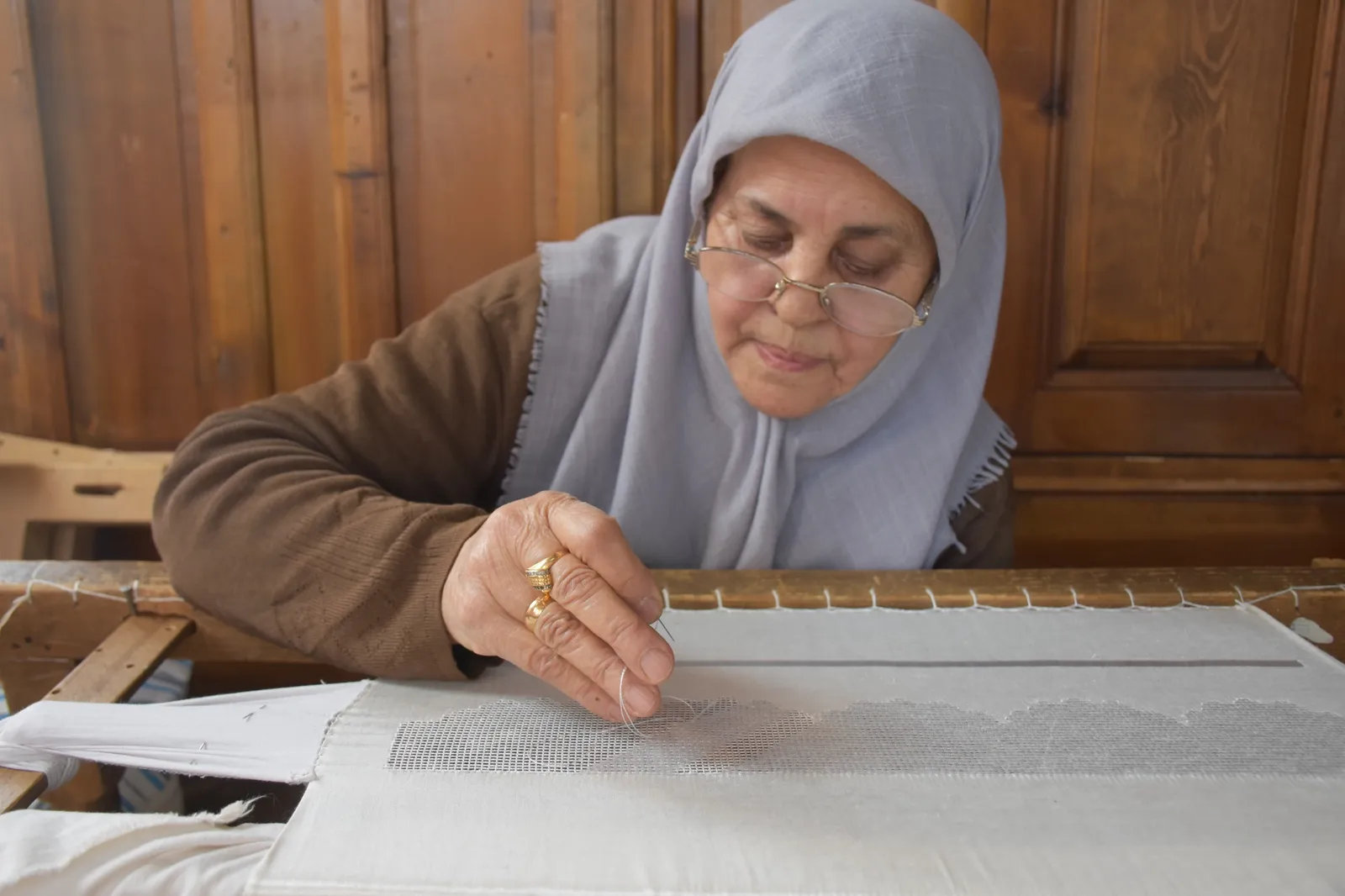 70 Yaşındaki Kadın Usta 200 Bin TL'lik Sanat İşliyor