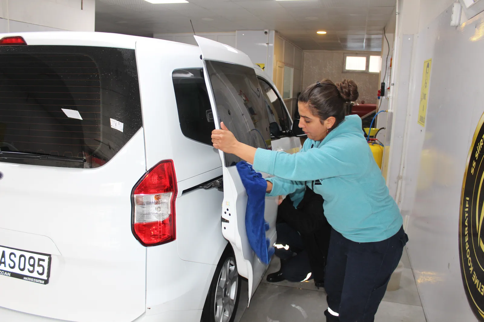 Siirt'te Ev Hanımları Kooperatif Kurarak Oto Yıkama Açtı