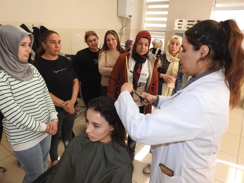 Genç Kızlar Kuaförlük Kursu ile Meslek Sahibi Oluyor