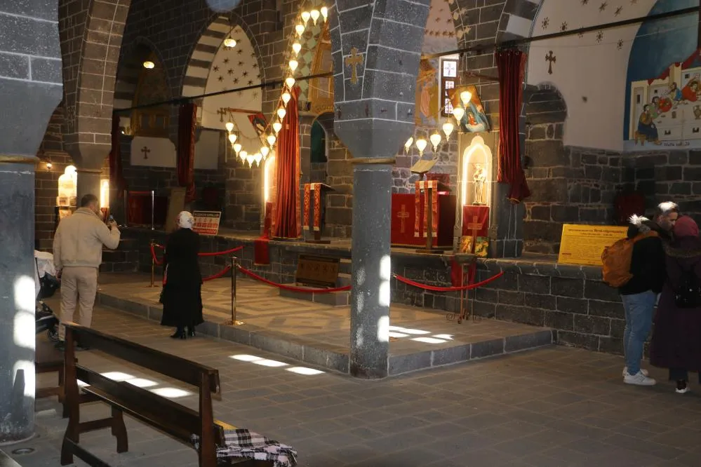 Diyarbakır'da Bulunan Kiliselere Yerli Yabancı Turist Akını