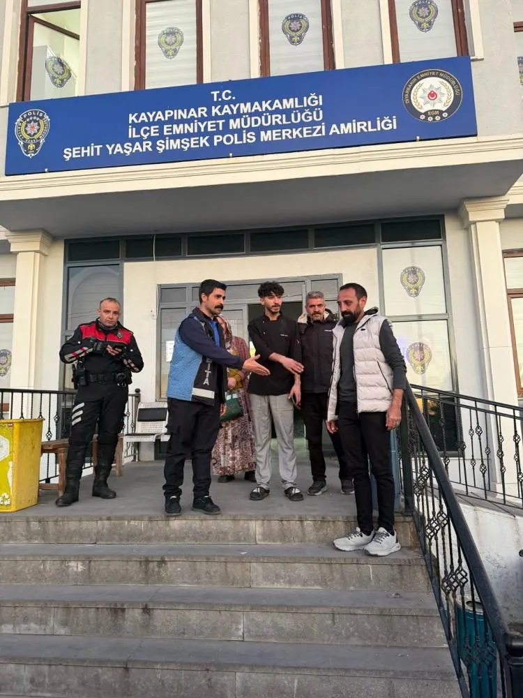 Belediye Personeli Yerde Bulduğu Para ve Altını Sahibine Teslim Etti