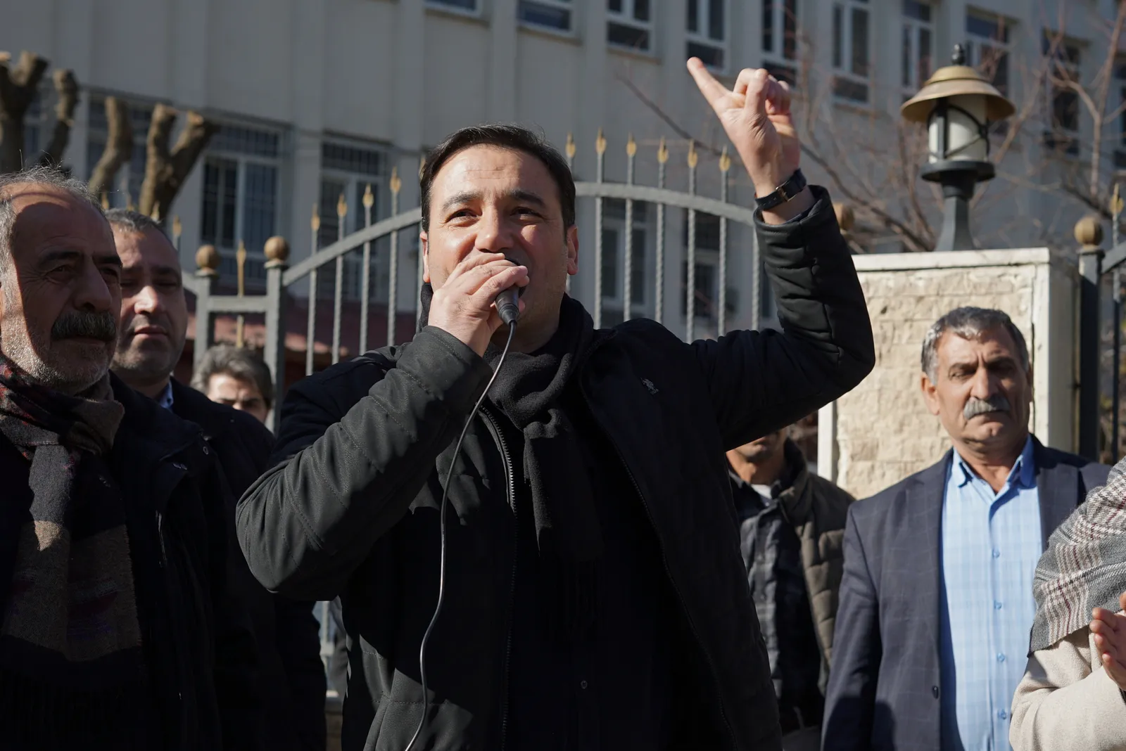 DEM Partili Tekin: “Görüşmeler Barışa Vesile Olsun, Kayyumlar Geri Çekilsin”