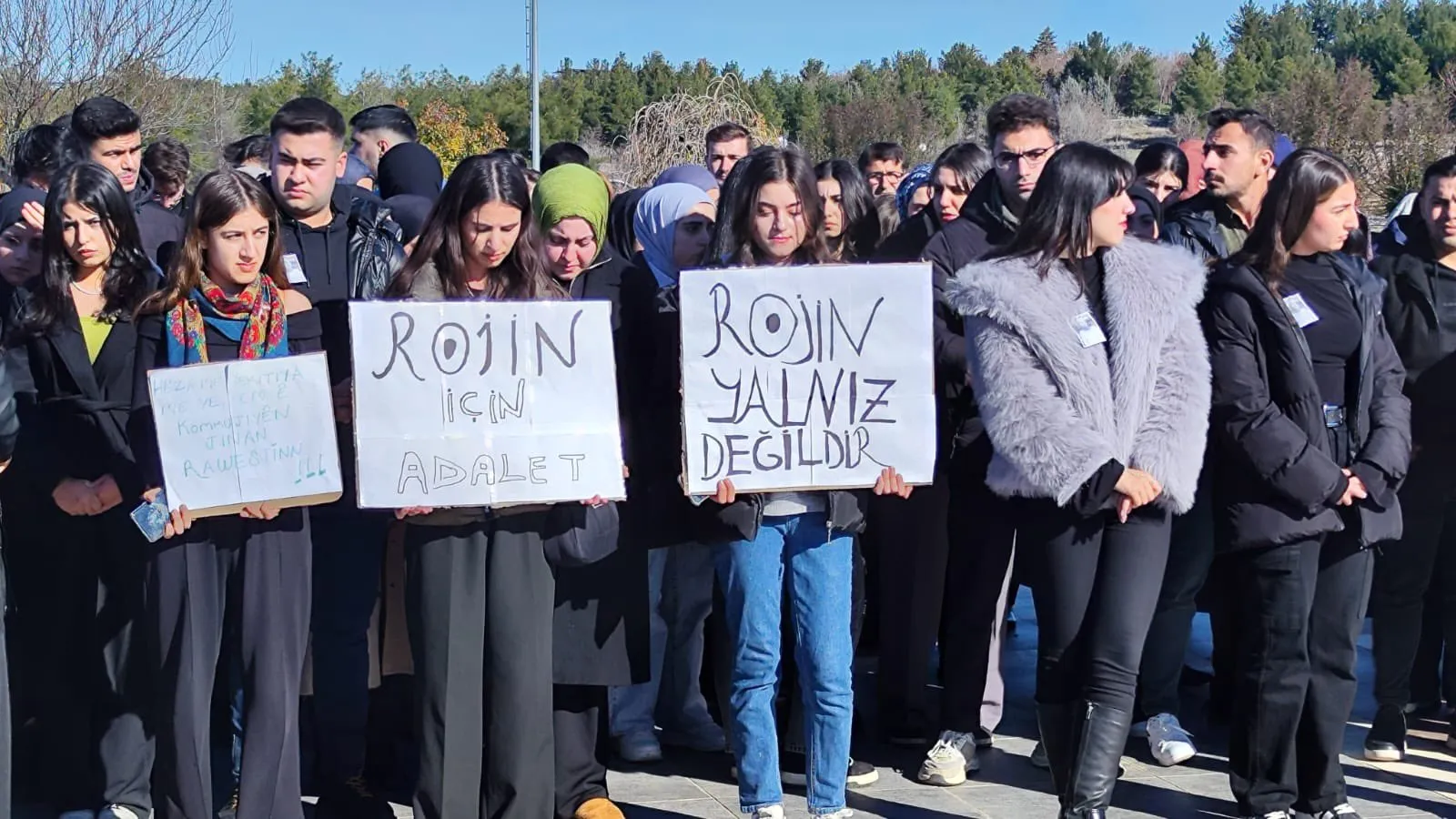 Dicle Üniversitesinde Rojin Kabaiş İçin Açıklama: “Bu Cinayet Karanlıkta Kalamaz”