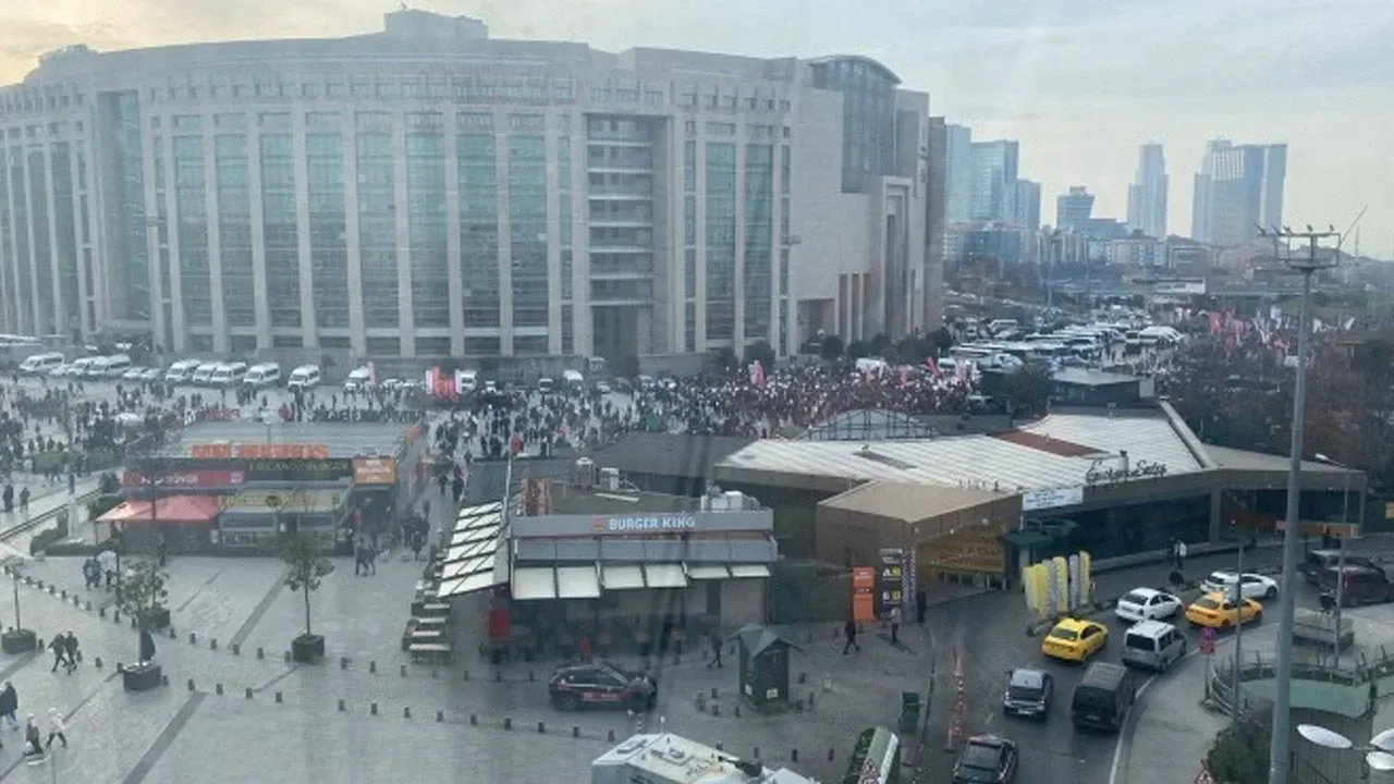 CHP’liler İmamoğlu İçin Adliye Önünde Toplandı