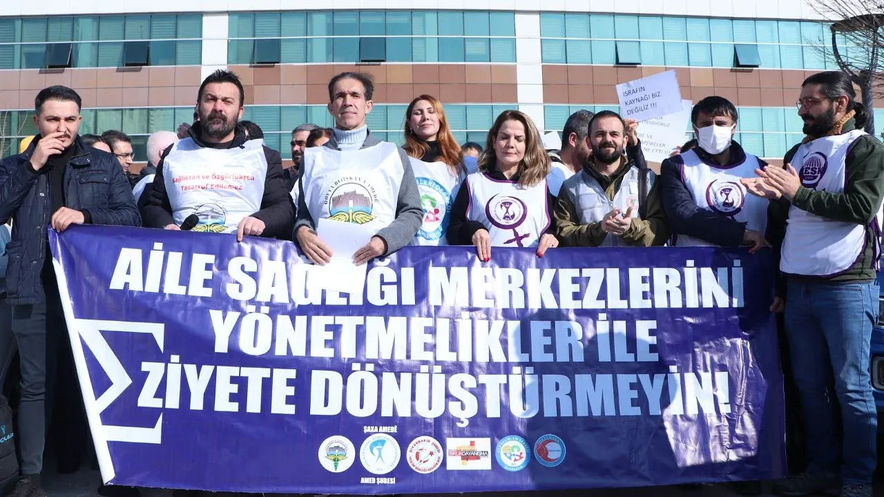 Diyarbakır’da Hekimler Eylemde, 5 Maddelik Taleplerini Açıkladılar