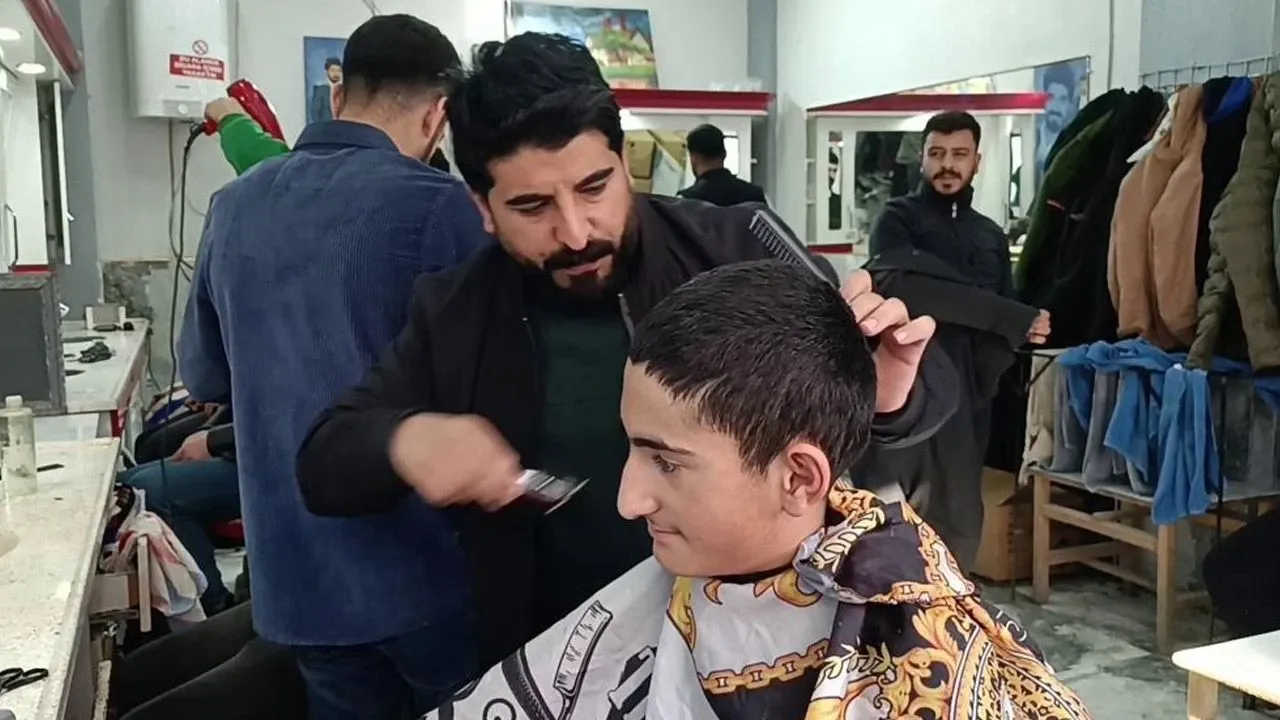 Gönüllü Berberden Çocuklara Ücretsiz Tıraş