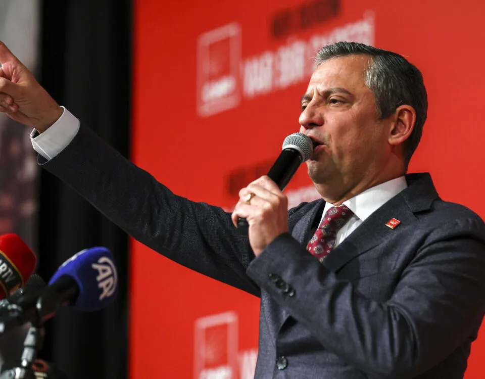 Özgür Özel'den Gençlere Çağrı: Allah Aşkına Enseyi Karartmayın